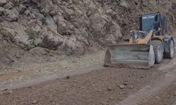 Elazığ'da heyelan nedeniyle kapanan köy yolu yeniden ulaşıma açıldı