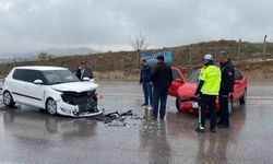 Elazığ'da otomobiller çarpıştı: 3 yaralı