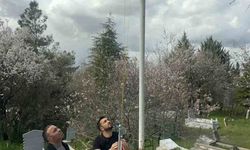 Elazığ'da şehitlikteki bayraklar değiştirildi