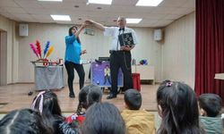 Emekli polis memuru memleketinde öğrencilere sihirbaz gösterisiyle unutulmaz anlar yaşattı