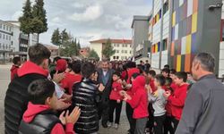 Emekliye ayrılan öğretmene 'Hatıran Yeter' şarkısı ile duygusal veda