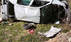 Emniyet şeridindeki kamyonete çarpan otomobil boş araziye uçtu: 4 yaralı