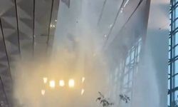 Endonezya'da şiddetli yağış nedeniyle havalimanı çatısı çöktü