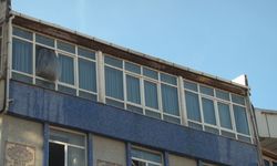 Esenyurt'ta çatıda çıkan yangın 3 binaya sıçradı