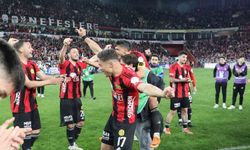 Eskişehirspor turu çiftetelliyle kutladı