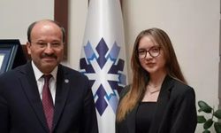 ETÜ Öğrencisi Gizem Nur Ünlü, Rektör Çakmak'ın yoğun çalışma gününe eşlik etti