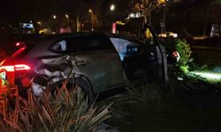 Fatih'te yoldan çıkan otomobil taklalar atarak parka savruldu: 1 yaralı