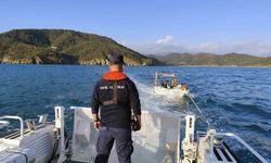 Fethiye açıklarında sürüklenen tekneyi Sahil Güvenlik kurtardı