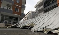 Fırtınanın uçurduğu çatı araçlara zarar verdi: O anlar kamerada