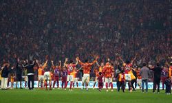 Galatasaray, derbi galibiyetini taraftarıyla kutladı