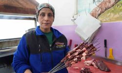 Gaziantep'in kadın ciğer ustası müşterilerden tam not alıyor