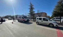 Hafif ticari aracın çarptığı hemşirelik bölümü öğrencisi genç kız yaralandı