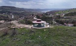 Hakim tepedeki türbesinde ziyaretçilerini ağırlıyor