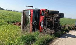 Hatay'da sürücüsünün kontrolünü kaybettiği tır devrildi