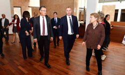 Hem ablasını hem umut sergisini yalnız bırakmadı