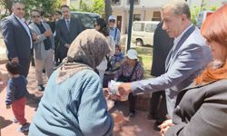 Herkes belediye başkanı olarak,işportacı teyze ise müşteri olarak gördü