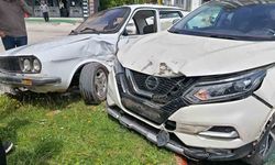 İki otomobilin çarpıştığı kaza anı kamerada