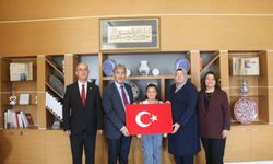 İl Milli Eğitim Müdürü Yılmaz Türkiye birincisi öğrenciyi tebrik etti