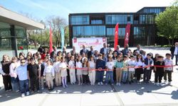 İnegöl'de 23 Nisan'a özel minik sanatçılar sergisi açıldı