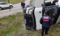 İnegöl'de su yüklü tır yamaca devrildi: 1 yaralı