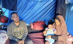 İsrail saldırılarında evini kaybeden Gazzeli Halid ez-Zaanin, ailesiyle mezarlıkta yaşıyor