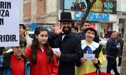 İzmit'te edebiyat kahramanları sokaklara indi