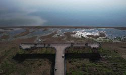 İznik Gölü'nde su çekilmesi alarm veriyor...İskele karada kaldı