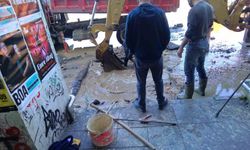 Kadıköy'de ait su borusu patladı, yollar göle döndü