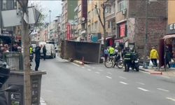 Kağıthane'de kamyon yan yattı