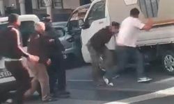 Kağıthane'de yol verme tartışması bıçaklı kavgaya dönüştü: O anlar kamerada