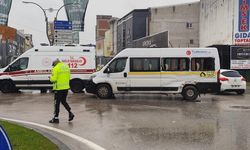 Kamyon ile servis minibüsü çarpıştı 4 kişi yaralandı