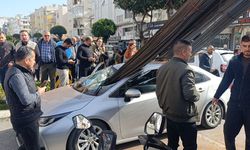Kamyonun üzerindeki inşaat demirleri seyir halindeki otomobile 'ok' gibi saplandı