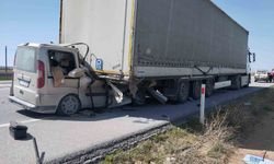 Karaman'da hafif ticari araç tırın dorsesine ok gibi saplandı: 1 ağır yaralı