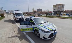 Karaman'da otomobile çarpan motosikletli yaralandı