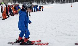 Kars'ın çocukları Nisan'da 2 metre kar üzerinde kayak öğreniyor