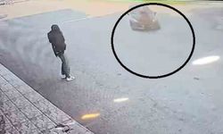 Karşıya geçmeye çalışan kadına otomobil çarptı: Kaza anı kamerada