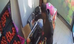 Kasada kimse yokken alışverişini yaptı, parasını bırakıp gitti: O anlar kamerada