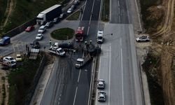 Kavşakta feci kaza: Araçlarda sıkışan sürücüleri itfaiye kurtardı