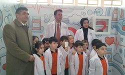 Kaymakam Kızılgüneş, miniklerle doktor önlüğü giydi