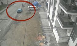 Kaza atlatan otomobil geri dönüp motosiklete çarptı: O anlar kamerada