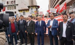 Kemeraltı esnafı, otopark sorununa çözüm için kepenk kapatıp yürüyüş düzenledi