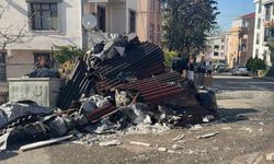 Kocaeli'de tadilatta olan binanın çatısı alevlere teslim oldu