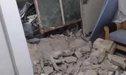 Kontrolden çıkan otomobil bahçe duvarını yıkarak eve çarptı: 1 yaralı