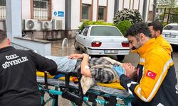 Kontrolden çıkan otomobil elektrik direğine çarptı: 3 yaralı