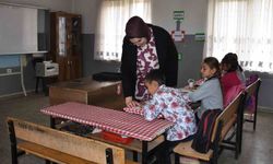 Köy okulunda 4 öğrencisini geleceğe hazırlıyor