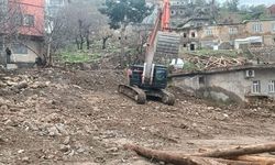 Kozluk'ta vatandaşların kabusu haline gelen çamurlu köy yolları onarıldı