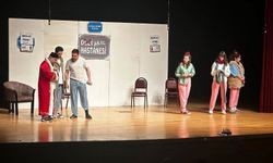 Kütahya'da 'Keçileri Kaçırıyorum' oyunu tiyatroseverlerle buluştu