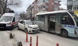 Maltepe'de minibüs araca çarptı: Kaza anı kamerada