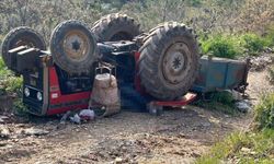 Manisa'da traktör devrildi: 3 ölü
