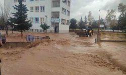 Mardin'de sağanak nedeniyle okulda mahsur kalan 75 öğrenci tahliye edildi